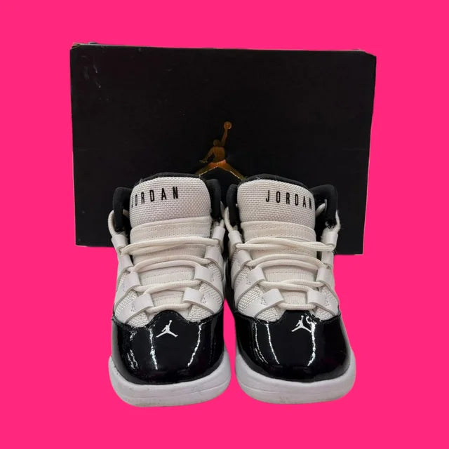 ZAPATILLAS NIKE MAX AURA T/21 NEGRAS Y BLANCAS