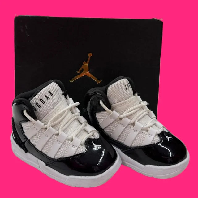 ZAPATILLAS NIKE MAX AURA T/21 NEGRAS Y BLANCAS